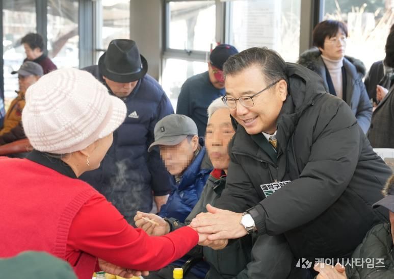 중랑구 어르신쉼터에 방문한 류경기 중랑구청장