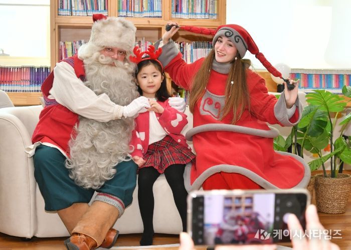 핀린드 로바니에미시 리얼 산타와 요정 엘프가 지난 21일 화천 어린이 도서관을 방문해 어린이들과 즐거운 시간을 보내고 있다