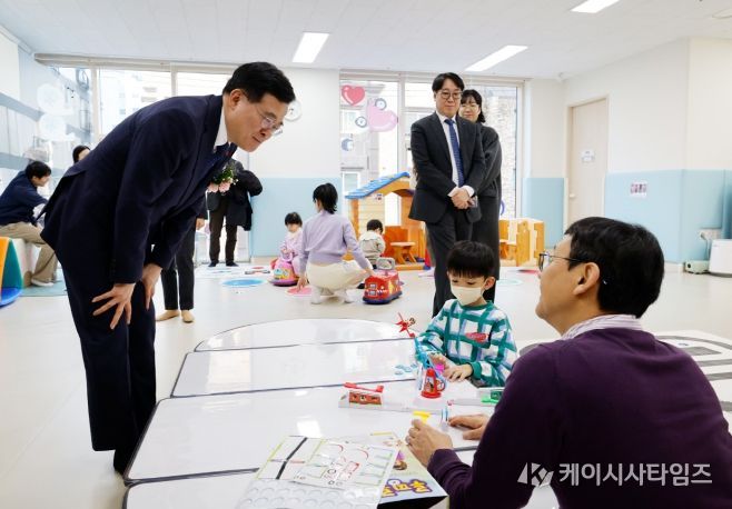 진교훈 서울 강서구청장(왼쪽 첫 번째)이 발산역 인근 청년안심주택 센터스퀘어발산 2층에 조성된 ‘강서구가족센터·공동육아나눔터 1호점’ 이전 개소식에서 공동육아나눔터를 찾아 시설 이용자와 대화를 나누고 있다.