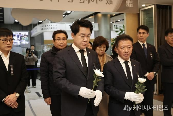 고 이해찬 전 총리 분향소를 찾아 합동 분향에 참여한 박준희 관악구청장