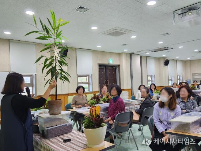 2025년 기장군 농업기술센터에서 반려식물 특별강좌를 진행하고 있는 모습이다