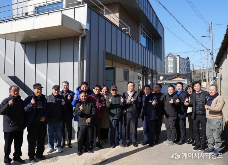 윤병태 나주시장을 비롯한 관계자들과 주민들이 이창 8통 마을회관 리모델링 완료를 기념해 단체 사진을 찍고 있다(사진 제공-나주시)