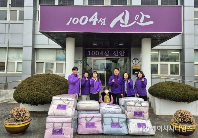 김금단 할머니가 자은면사무소 관계자와 이불 전달식을 진행했다.