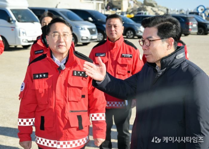 김광열 영덕군수(오른쪽)가 경북산불 피해지를 찾은 김인호 산림청장을 안내하고 있다. '출처: 영덕군 제공'