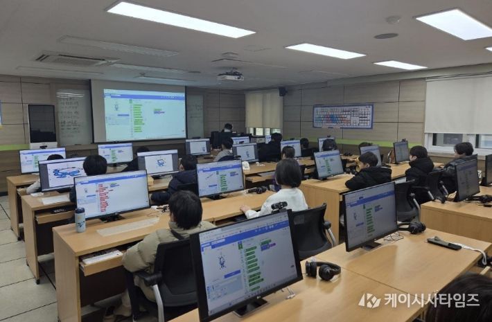 지난 26일 지역 초등학생들이 엔트리 코딩 게임 만들기 과정에 참여해 블록 코딩 실습을 하고 있다.