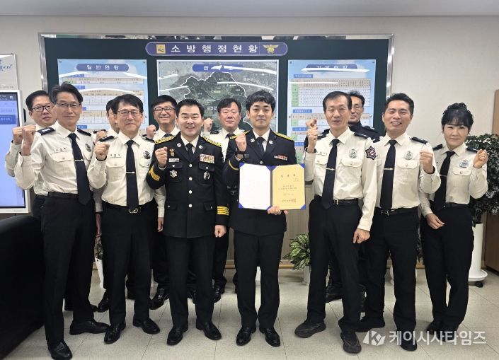 30.(금) 강진소방서장 및 소방교 이종찬 등 강진소방서 간부들이 승진자와 함께 기념사진 촬영