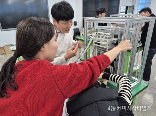 직업계고 전문교과 교사들이 1월 20일 직업교육복합센터에서 프로그램 논리 제어(PCL) 연수를 하고있다.