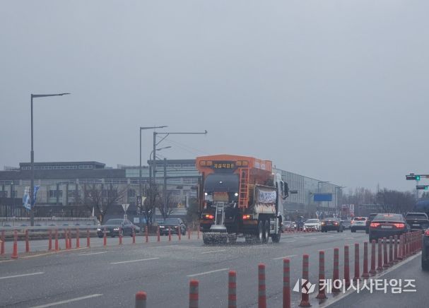 지난 1월 11일 제설차량으로 도로에 제설제를 살포하는 모습.
