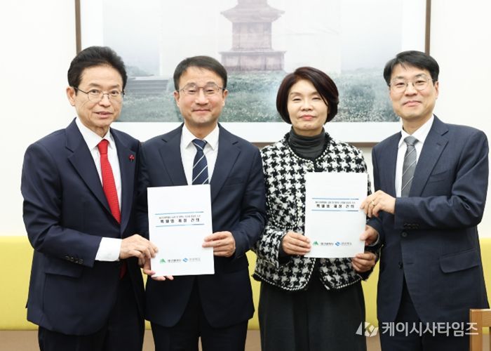 좌측부터 이철우 도지사, 한병도 민주당 원내대표, 한정애 의장, 김정기 권한대행