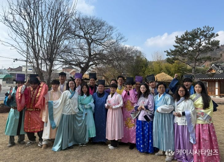 강진군문화관광재단과 남부대가 공동 초청한 중국 허난성 승달대학교 학생들이 기념촬영을 하고 있다