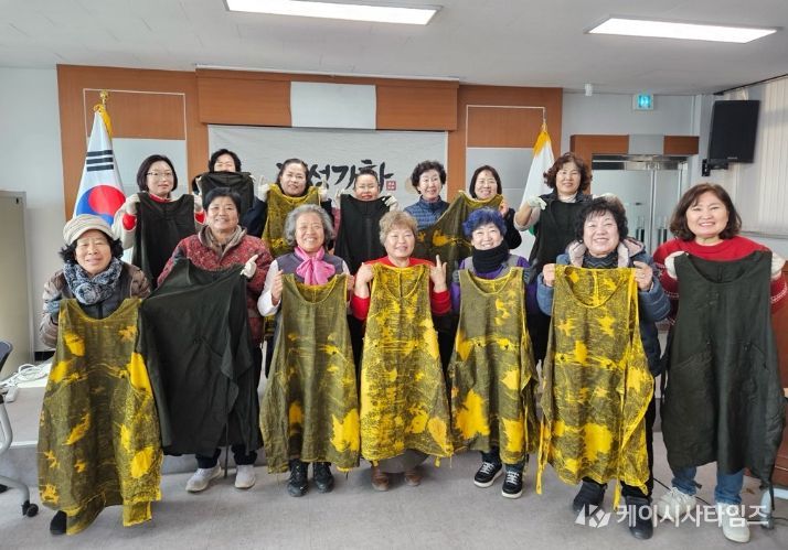 농업기술센터에서 진행하는 과제교육 중 앞치마만들기를 진행하고 기념사진을 찍고 있다.