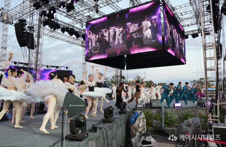 나주 지역에서 활동하는 지역 예술단체 비상무용단이 문체부 주관의 2026년 지역대표 예술단체 육성 지원사업’ 공모에 2년 연속 선정됐다. 사진은 비상무용단이 지난해 선보인 ‘K-풍류 나주의 전설 청명’ 공연 모습.