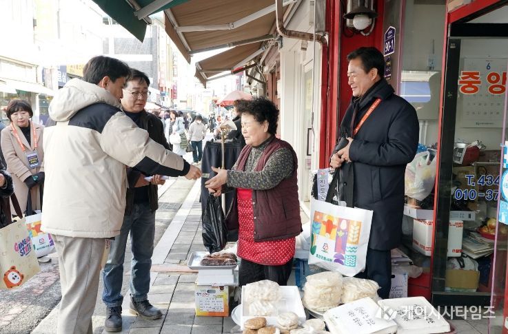홍천군, 강원특별자치도와 함께 2026년 설맞이 전통시장 장보기 행사 나서