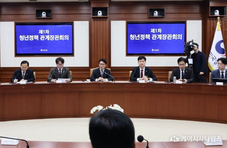 김민석 국무총리가 6일 세종대로 정부서울청사에서 열린 청년정책 관계장관회의를 주재하고 있다.