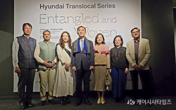 좌부터 황일용 주인도 한국문화원장, 마노즈 라나 인도국립공예박물관장, 이지영 큐레이터, 이성호 주인도 한국대사 내외, 강재영 감독