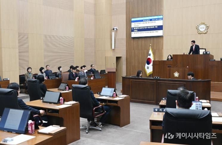 9일 울주군의회 의사당 본회의장에서 열린 제243회 임시회 제7차 본회의에서 최길영 의장이 회의를 진행하고 있다.