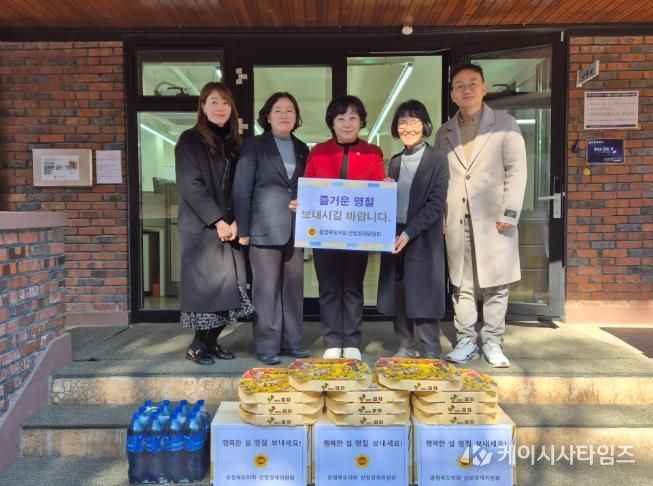 충청북도의회 산업경제위원회 설 맞아 복지시설 위문품 전달