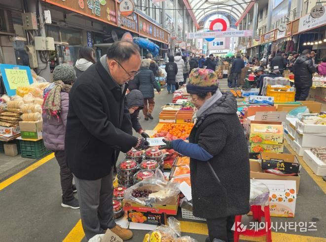 전통시장 장보기(탁동수 부군수)