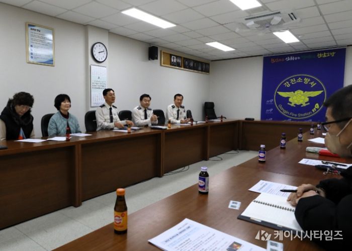 2월 9일 정용인 강진소방서장이 피난약자시설 관계자들과 간담회를 진행하고 있다.