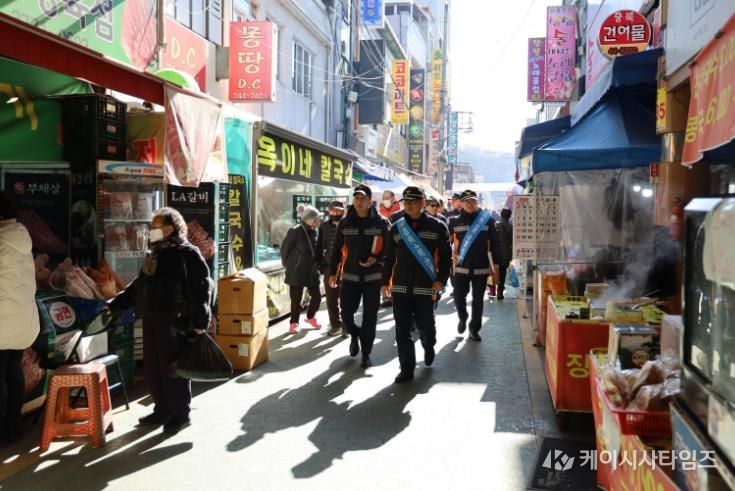 영동소방서 직원들이 지도 및 캠페인을 실시하는 모습