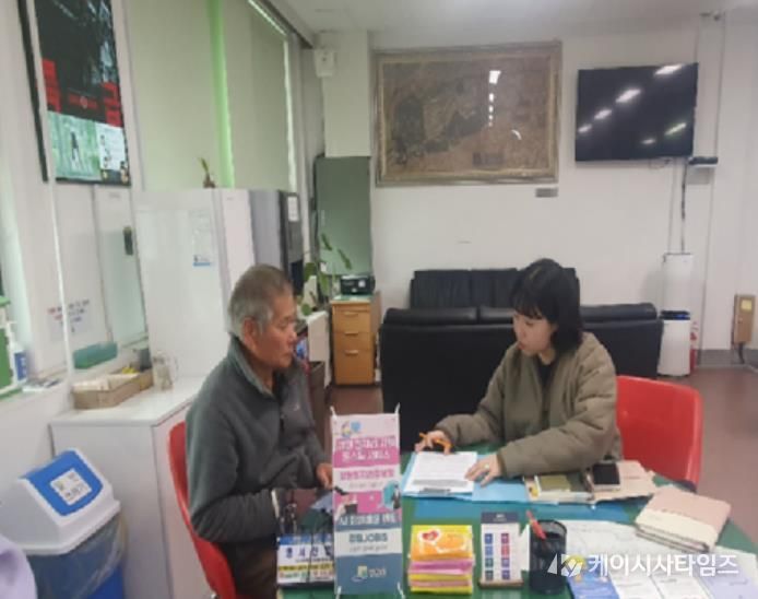 양구군 ‘찾아가는 일자리 상담실’ 상담 사진