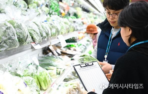 2026년 2월 10일_달성군 설 성수품 원산지 표시 특별점검 사진 - 군 관계자들이 10일 관내 마트를 방문해 농축수산물 원산지 표시를 점검 중인 모습.