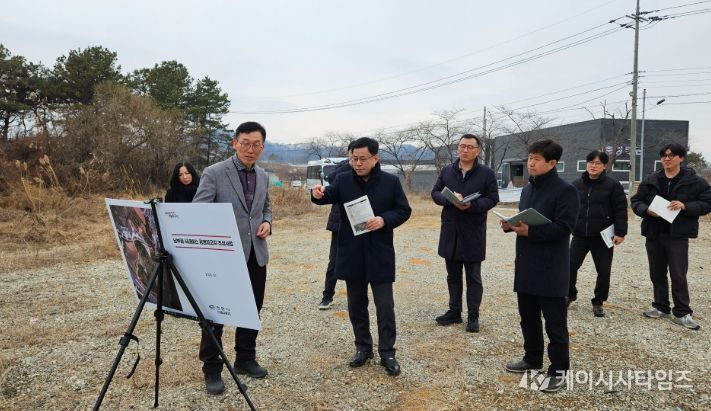 1. 10일 차명국 천안시 기획조정실장이 동남구 광덕면 풍서천 재해복구사업 현장을 찾아 단계별 추진 일정을 점검하고 있다