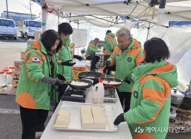 지역 단체의 헌신적 활동...음성군 맹동면 공장 화재 피해 복구에 '큰 힘'