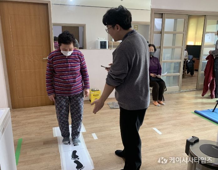 군 보건의료원에서 관내 8개 마을회관을 순회하며 기초건강측정 및 신체수행능력 등을 검진하고 있다.