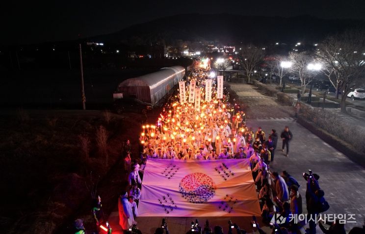 1. 지난해 열린 106주년 아우내봉화제에서 시민들이 횃불행진을 하고 있다.
