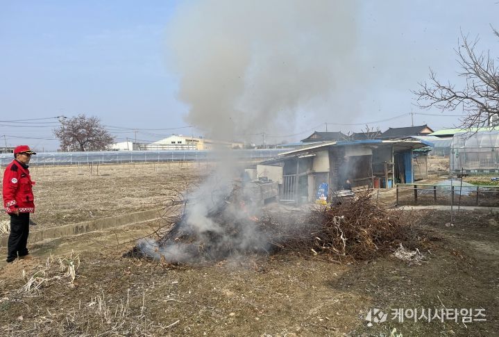 1. 천안시가 불법소각 행위에 대해 단속하고 있다.