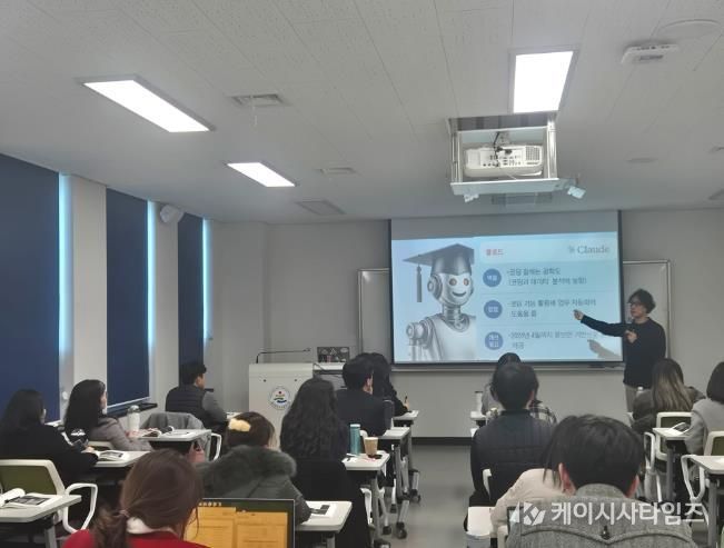 교육전문직 임용예정자들이 지난 6일 울산교육연수원에서 직무연수를 듣고있다