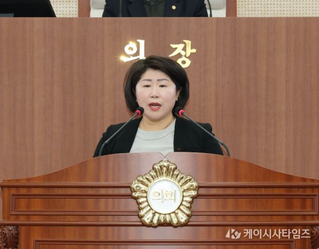 아산시의회 김은복 의원이 본회의장에서 5분 발언을 하고 있다.