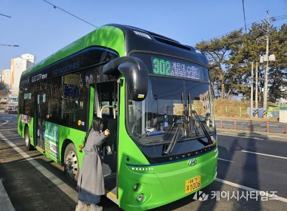 충남 계룡시는 ‘신도안~대전 오월드’를 연결하는 302번 시내버스 신설 노선의 첫 운행을 12일부터 시작했다.