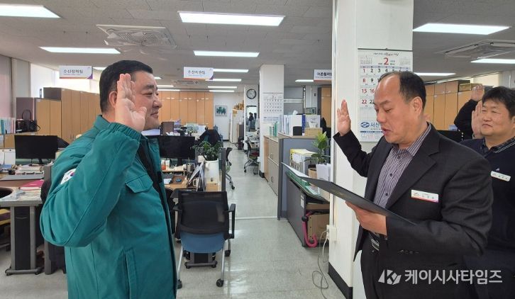 청렴결의문을 낭독하고 잇는 사진