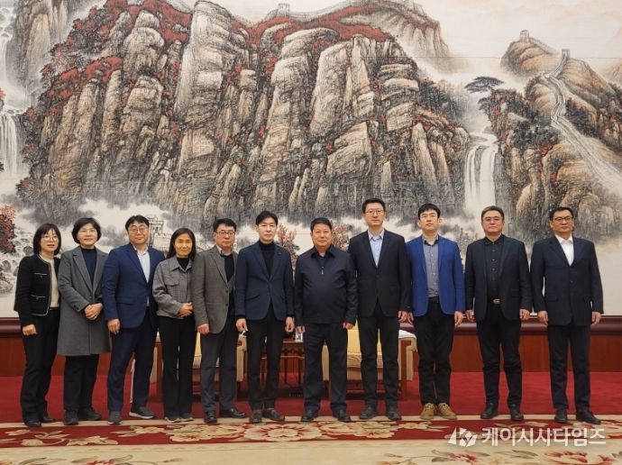 지난 9일부터 11일까지 3일간 중국 톈진시 빈하이신구에 방문해 관광교류 확대 및 교류협력 MOU 체결을 위한 사전 협의를 진행한 포항시 대표단이 기념촬영을 하고 있다.