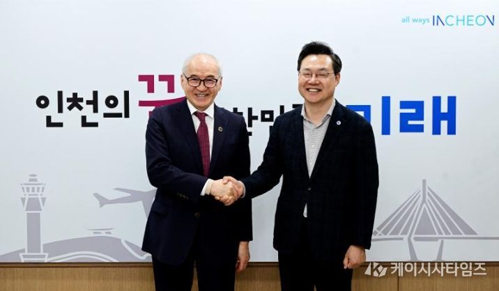 하병필 행정부시장이 13일 시청 집무실에서 간볼드 바산자브 UNESCAP 동북아 사무소장 과 협력방안을 논의하고 기념촬영을 하고 있다.