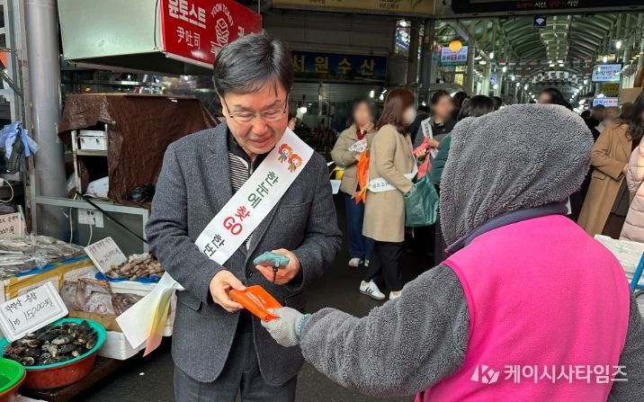 (동부전통시장 거리 홍보 후)기념촬영하는 모습
