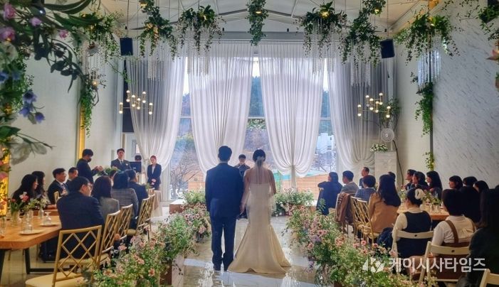 ‘작지만 특별한 결혼식’ 지원사업을 통해 결혼하는 신혼부부 모습.