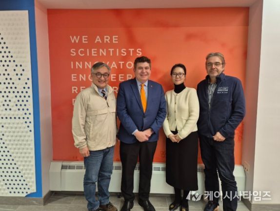 MOU체결을 기념한 사진촬영 – 류지헌 교수(교육문제연구소), Mark Cohen (의과대학 학장), 윤이현 박사(교육문제연구소), Cedric Dumas (JUMP simulation center 소장대리)