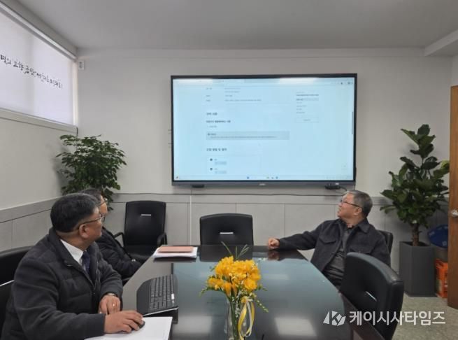 이기영 금산읍장이 관내 장례식장 관계자와 장례식장의 민원24 이용 방법을 논의하고 있다.