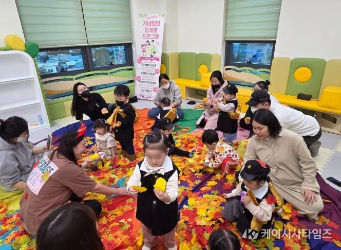 공동육아나눔터에서 보호자와 아이들이 함께 놀이 활동에 참여하는 모습