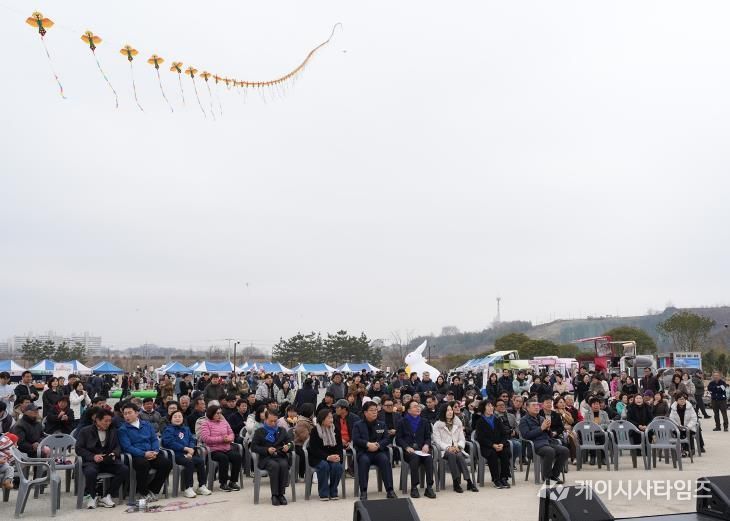지난 14일부터 이틀간 영산강정원 일원에서 열린 ‘2026 설맞이 연날리기 축제’에 총 5천여 명이 방문했다.(사진 제공-나주시)