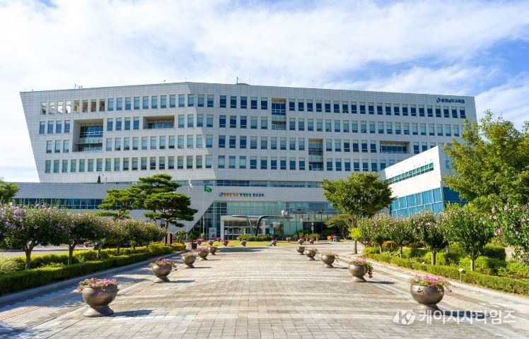 충남교육청(교육감 김지철)은 학교 업무 간소화, 업무 자동화, 디지털화 지원을 위해 학교 업무 자동화 프로그램 7종을 개발․보급한다고 20일 밝혔다.