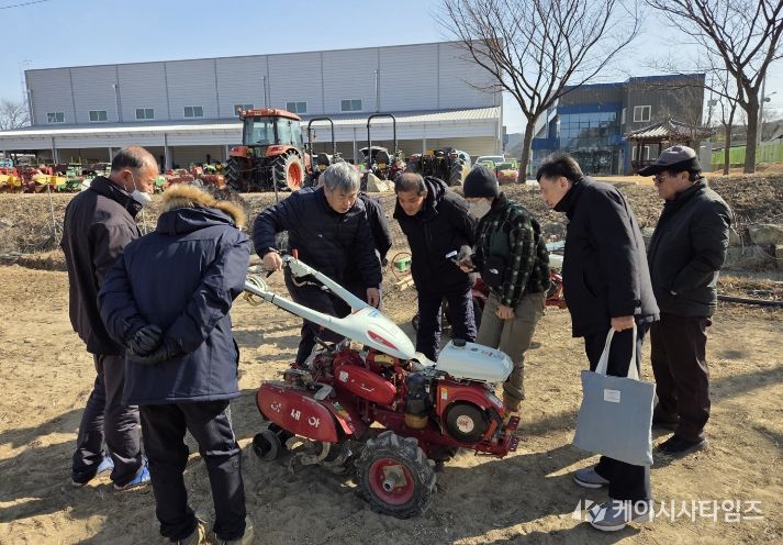 농업기계 현장실무교육에서 농업인들이 농기계 사용 방법과 안전사고 예방 요령을 배우고 있다.