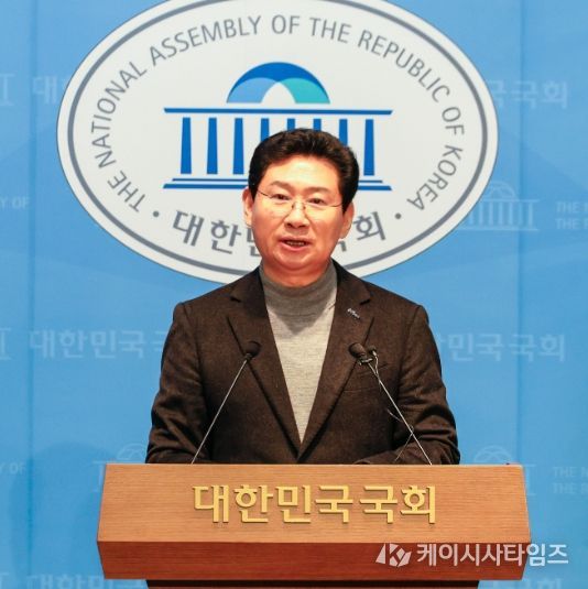 24일 국회 소통관에서 이상일 시장이 기자회견을 하고 있다