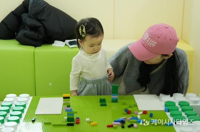 나주시가 출생기본소득 요건 완화에 따라 신청하지 못한 출생가정을 적극 발굴하고 있다. 사진은 빛가람꿈자람센터를 방문한 나주 시민 모습.(사진 제공-나주시)