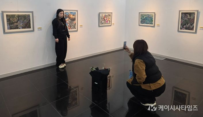 안견문화제 전국청소년미술공모전 선정작 전시 관람객