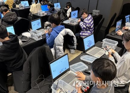 프로그램에 참여한 학생들이 코딩 기반 로봇 제어 실습을 통해 디지털 기초역량과 창의적 문제 해결 능력을 기르고 있다.