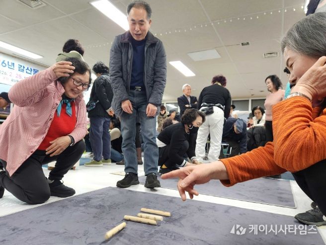 ‘던지고, 잡고, 웃고’…정월대보름 맞이 ‘안양시 윷놀이 한마당’ 성황